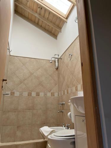 a bathroom with a toilet and a sink at Los Aromos de Valeria in Valeria del Mar