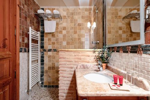 y baño con lavabo y espejo. en Hotel Casa Babel en Villalonga