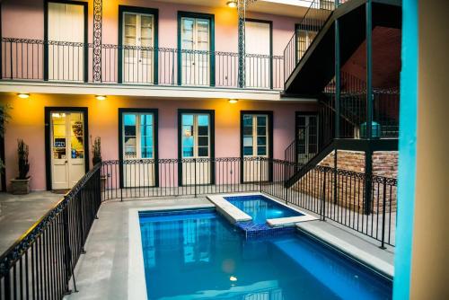 una piscina en medio de una casa en Jean Lafitte House en Nueva Orleans