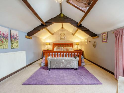 1 dormitorio con cama y alfombra morada en Old Brewery Cottage- Uk3002, en Haltwhistle