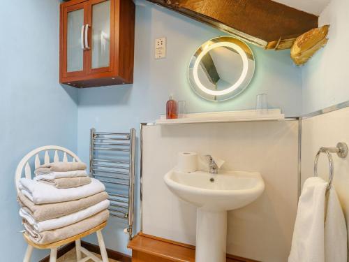 y baño con lavabo y espejo. en Old Brewery Cottage- Uk3002, en Haltwhistle
