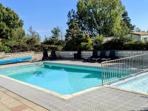 una piscina de agua azul en un patio en Modern 2 Bedroom Mobile home with parking on St Helens Coastal Resort Isle of Wight en Saint Helens