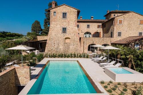 een landgoed met een zwembad voor een gebouw bij Villa Pianacci in Tavarnelle in Val di Pesa