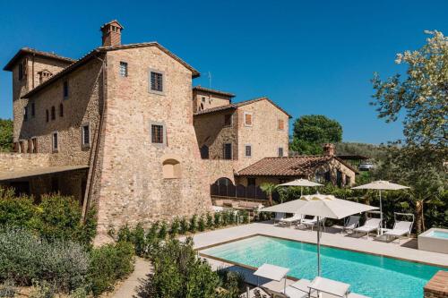 een extern uitzicht op een gebouw met een zwembad bij Villa Pianacci in Tavarnelle in Val di Pesa