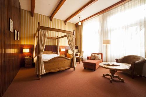 A bed or beds in a room at Hotel Dordrecht