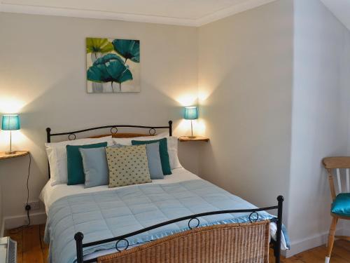 セント・オーステルにあるGewans Farm Cottageのベッドルーム(青い枕のベッド1台付)