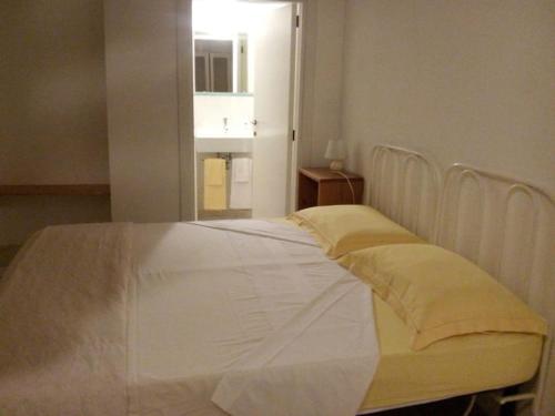 Ένα ή περισσότερα κρεβάτια σε δωμάτιο στο Bilocale in villa a pochi passi dal mare