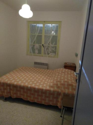 a small bedroom with a bed and a window at Le gite brenon g519 in Brenon