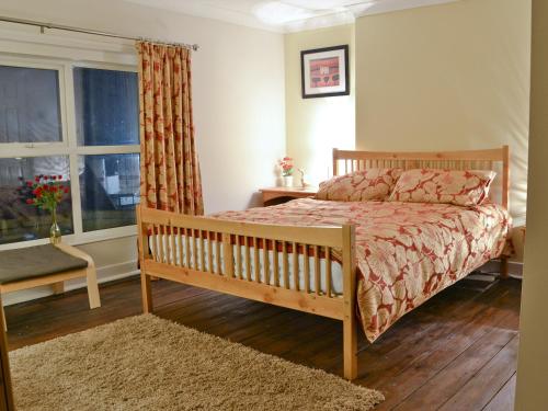 een slaapkamer met een bed en een raam bij Chestney House in Hunstanton