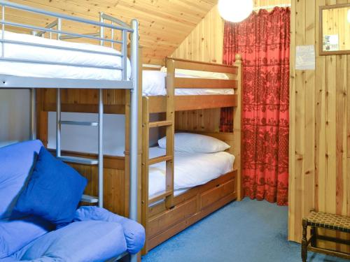 Tigh Na Caoiraich في Tomdoun: غرفة بسرير بطابقين مع سريرين في كابينة