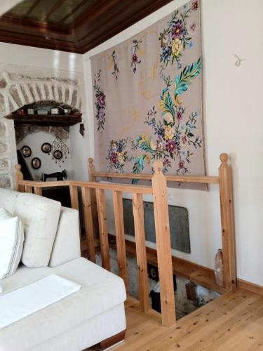 a living room with a couch and a tv at Alexadras Guesthouse in Ampelochórion
