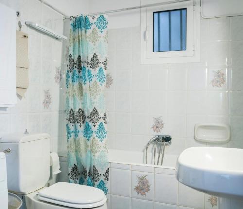 KatsarátaにあるCasa Tselenteのバスルーム(トイレ、洗面台、シャワーカーテン付)