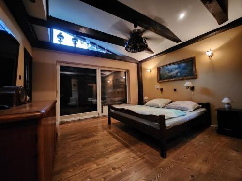 1 dormitorio con cama y ventana grande en Rancho Wilga, en Wilga