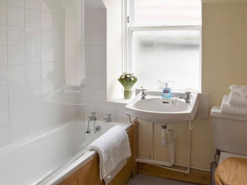 La salle de bains est pourvue d'un lavabo et d'une baignoire. dans l'établissement Sandhaven, à Culross