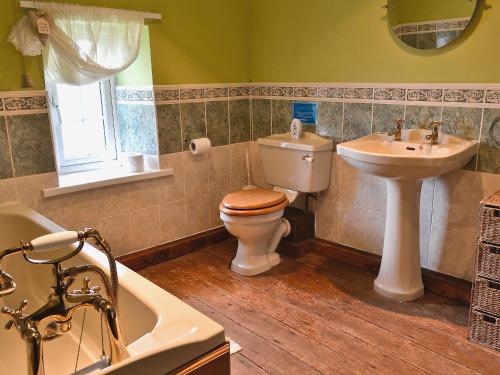 ein Badezimmer mit einem WC, einem Waschbecken und einer Badewanne in der Unterkunft Holmlea in Beckfoot