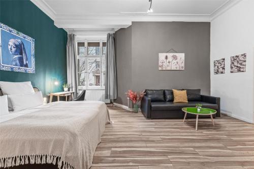 1 dormitorio con 1 cama grande y 1 sofá en Holiday 33 Apartment K next to Alexanderplatz en Berlín