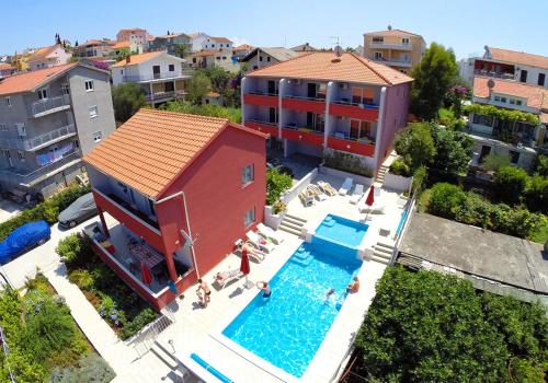 uma vista superior de uma piscina numa cidade em Apartments Stina em Seget Vranjica