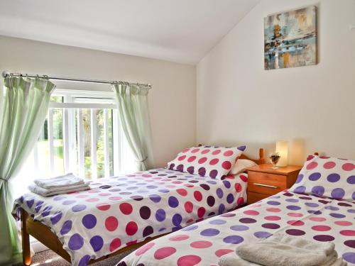 um quarto com 2 camas e uma janela em Mole em Swimbridge