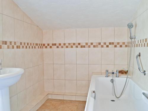 W łazience znajduje się prysznic, wanna i umywalka. w obiekcie Stiff Key Barn 30955 w mieście Thursford