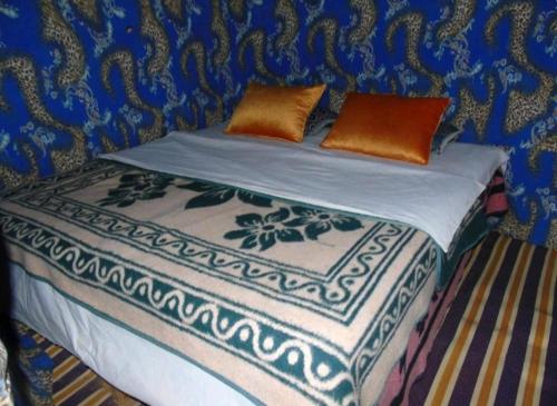 - un lit avec 2 oreillers dans l'établissement BerberNightCamp, à Adrouine