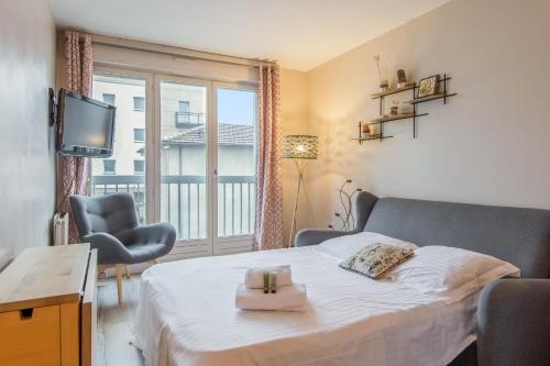 um quarto com uma cama, uma televisão e uma janela em Cosy flat in Monplaisir district in Lyon - Welkeys em Lyon