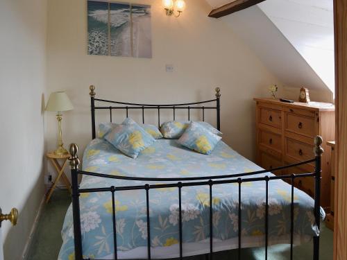 Bempton的住宿－Rockville Cottage - 24376，一间卧室配有一张带蓝色床单和枕头的床。