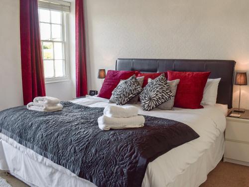 1 dormitorio con 1 cama grande y toallas. en Warner Lea, en Bowness-on-Windermere