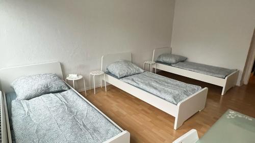 Postel nebo postele na pokoji v ubytování 7 Betten Apartment Messewohnung Monteurwohnung im Stadtzentrum