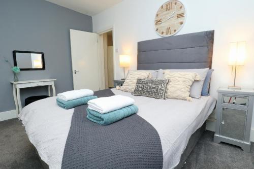 ein Schlafzimmer mit einem großen Bett mit Kissen darauf in der Unterkunft East Shore in Hastings