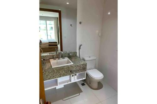 a bathroom with a sink and a toilet at Brisas do Lago - Apartamento 6 in Brasilia