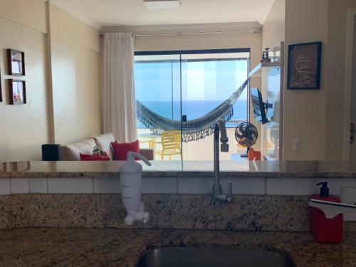 uma cozinha com vista para o mar a partir de um quarto em Porto Marina 1 em Salvador