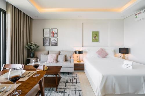 un salon avec un lit et un canapé dans l'établissement Troy House - Vinhomes Dcapitale - Cau Giay, à Hanoï