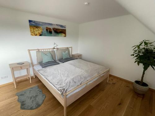 1 dormitorio con 1 cama y una maceta en Ferienhaus Molitor, en Klagenfurt