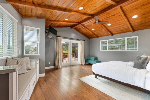 ラ・メサにあるDesigner 4 BR La Mesa Home w/ Yard and BBQの木製の天井が特徴のベッドルーム1室(ベッド1台付)