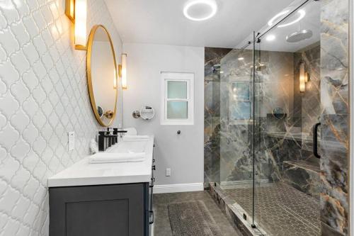Ένα μπάνιο στο Designer 4 BR La Mesa Home w/ Yard and BBQ
