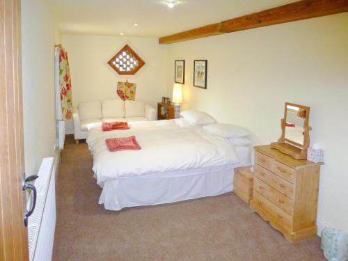 1 dormitorio con 2 camas y vestidor en The Barn en Gringley on the Hill