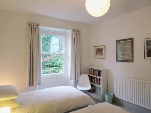 um quarto com uma cama e uma janela em Beech Hill em Burneside