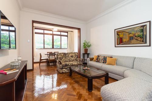 een woonkamer met een bank en een tafel bij 3Qts c/ Workstation e Garagem | NSC 1344/502 in Rio de Janeiro