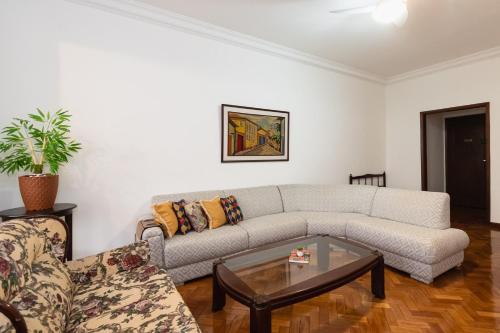 sala de estar con sofá y mesa de centro en 3Qts c/ Workstation e Garagem | NSC 1344/502, en Río de Janeiro