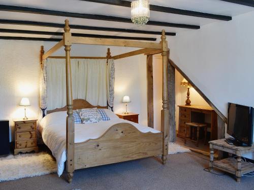 Un pat sau paturi într-o cameră la Conifers