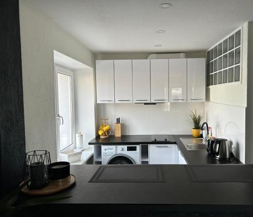 A kitchen or kitchenette at TEATRA Apartamenti