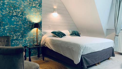 - une chambre avec un lit, une lampe et une chaise dans l'établissement Greenfield Chambres d'Hôtes, à Neufchâtel-Hardelot