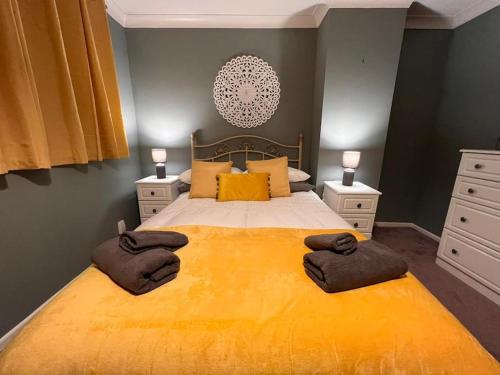 Un pat sau paturi într-o cameră la Lovely Stylish 3 Bed House with Free Parking