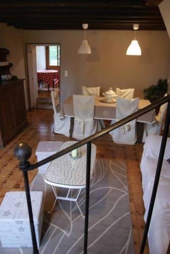 sala de estar con mesa y sillas blancas en Gîte de Laurelie, en Andryes