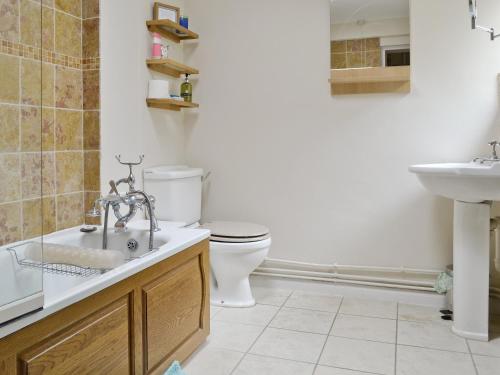 ein Bad mit einem WC und einem Waschbecken in der Unterkunft Rose Cottage No2 - 28440 in Chipping Campden