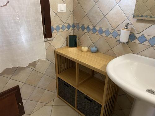 uma casa de banho com um lavatório e um balcão com um lavatório em Casita Porto Pino em Porto Pino