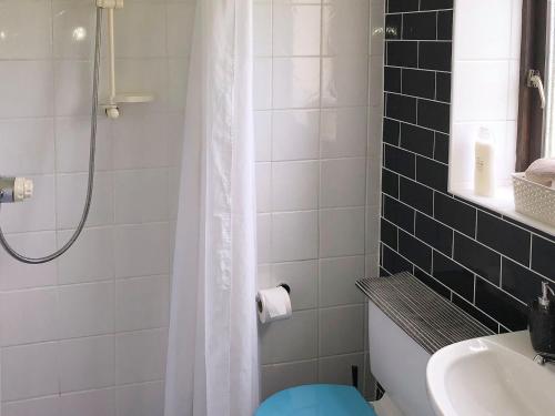 uma casa de banho com um chuveiro, um WC e um lavatório. em Manacle View em Saint Keverne
