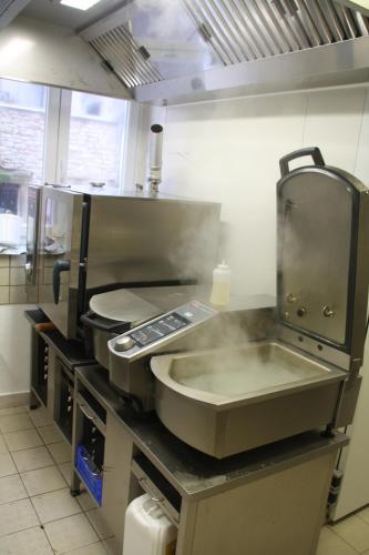 - une cuisine avec un comptoir et un évier dans l'établissement Logis Hôtel- Restaurant La Renaissance, à Baccarat