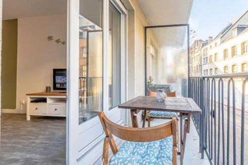 d'un balcon avec une table et des chaises en bois ainsi qu'une fenêtre. dans l'établissement Casa Pestana, à Metz