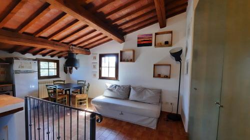 un salon avec un canapé et une table dans l'établissement Lura House, à San Miniato